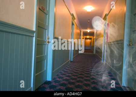 L'ectoplasme-fantôme dans la brume - couloir de l'hôtel hanté Banque D'Images