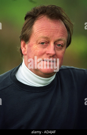 EX-mari de Son Altesse Royale la duchesse de Cornouailles CAMILLA LE BRIGADIER ANDREW PARKER BOWLES DANS LE JARDIN DE SA MAISON MALMESBURY WILTSHIRE, UK Banque D'Images