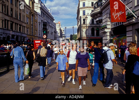 Les personne qui marche en longeant street Piccadilly Circus Londres Angleterre Europe Banque D'Images