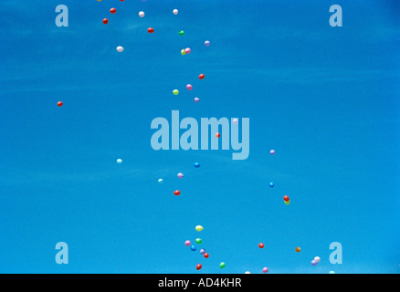 Ballons colorés flottant dans le ciel Banque D'Images