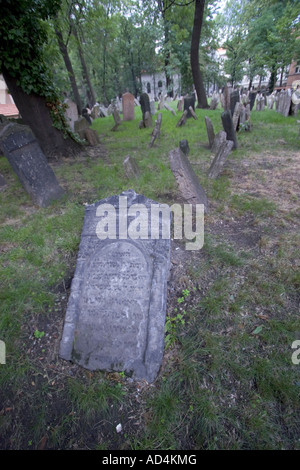 Prague république tchèque, l'ancien cimetière juif avec des pierres tombales Banque D'Images