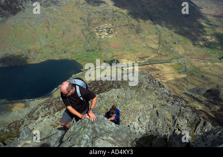 Grimpeurs sur la section très abrupte avec une vue époustouflante de Tryfan vers le bas dans l'Ogwen Valley Banque D'Images