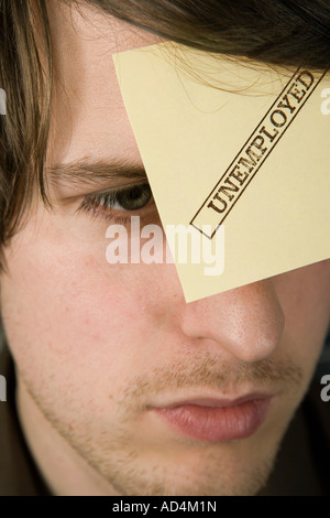 Un homme avec un adhésif remarque sur son front le timbre "chômeurs" Banque D'Images