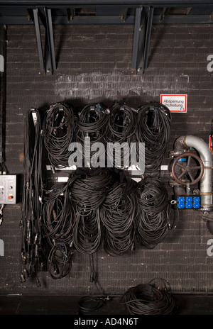 Les câbles électriques accroché sur un mur dans un théâtre backstage Banque D'Images