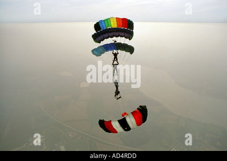 Le cumul de l'auvent au-dessus de l'Angleterre . quatre parachutistes reliant leurs parachutes on tourne à l'envers. Une manœuvre très difficile Banque D'Images