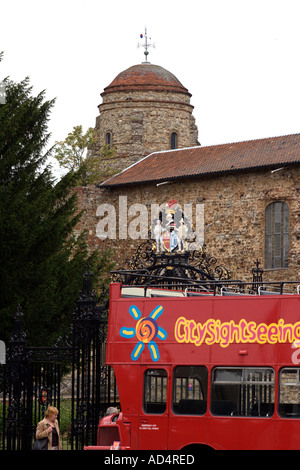 Un tour bus à toit ouvert au château de Colchester qui est le plus grand donjon normand en Angleterre et l'ancien quartier général de la no Banque D'Images