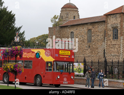 Un tour bus à toit ouvert au château de Colchester qui est le plus grand donjon normand en Angleterre et l'ancien quartier général de la no Banque D'Images