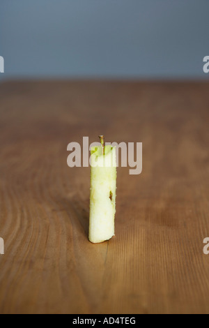 Apple Core sur une table en bois Banque D'Images