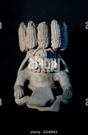 Artefact urne en céramique représentant le dieu de la pluie Cocijo avec un motif de maïs headress, Oaxaca, Mexique Banque D'Images