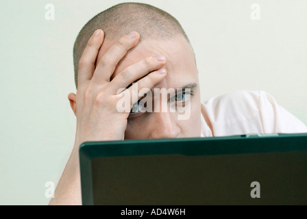 Un homme regardant un ordinateur portable Banque D'Images