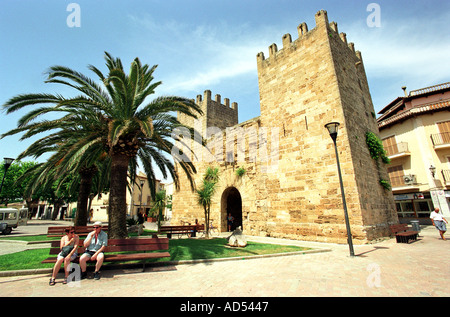 Le vieux port gate dans la ville d'Alcudia Majorque Banque D'Images