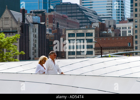 Couple sur Chicago's BP Bridge / Parc Du Millénaire Banque D'Images