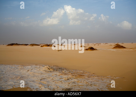 Tôt le matin, les nuages de tempête des capacités en route vers le Gilf Kebir. Désert du Sahara, l'Egypte. Banque D'Images