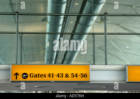 Les départs s'identifier l'aéroport de Heathrow. Banque D'Images