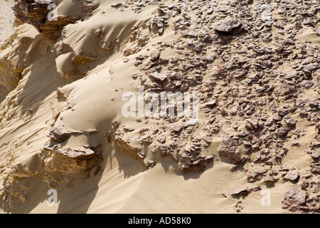 Close up rock et la texture du sable du désert du Sahara, en route vers l'Égypte, Gilf Kebir. Banque D'Images