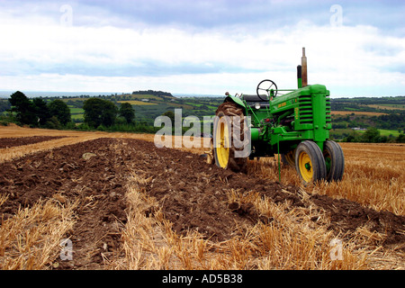 Classic Tractor Ploughing Irlande Banque D'Images