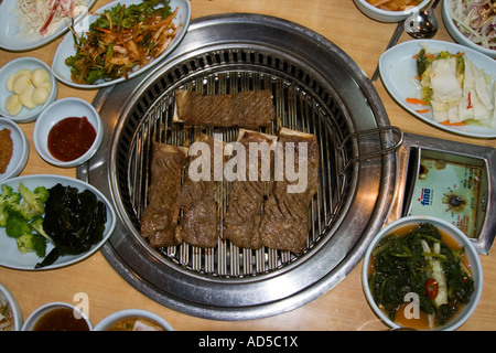 Kalbi Galbi ou bouts de côtes de Bœuf grillées sur le barbecue coréen un Galbi House Seoul Corée du Sud Banque D'Images