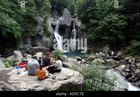 Pique-nique en famille Bish Bash tombe dans les Berkshires, western Massachusetts Banque D'Images