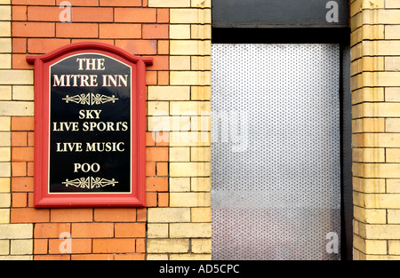 Barricadèrent Mitre Inn pub avec dégradé sign in Abertillery Blaenau Gwent South Wales Valleys UK Banque D'Images