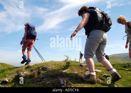 Visite guidée à pied sur le sentier rocheux à Castell Dinas dans la Montagne Noire près de Pengenffordd Powys South Wales UK Banque D'Images