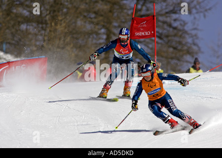 Nicolas Berejny de France suit les cris de son guide sur le chemin d'une médaille d'or dans le slalom géant de ski alpin Hommes VI Banque D'Images