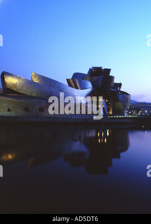 Musée Guggenheim Bilbao nuit vue sur fleuve Nervion avec réflexion dans l'eau Euskadi Pays Basque Espagne Banque D'Images