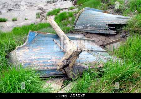 Bateaux en bois abandonnée pourrir dans la boue sur les rives de la rivière Usk à Newport South Wales UK Banque D'Images