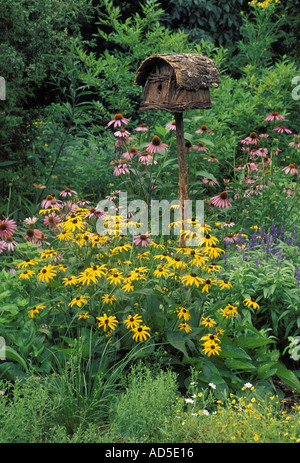 Cabane rustique ou birdbox en bois écorce de cottage flower garden Midwest USA Banque D'Images