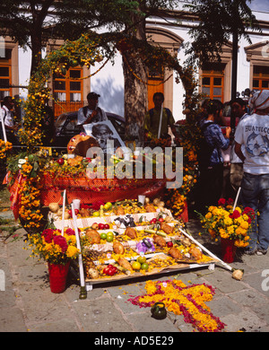 Autel préparé avec des fleurs, de la nourriture et des cadeaux pour la Fête des Morts au Mexique, Oaxaca Abasolo Banque D'Images