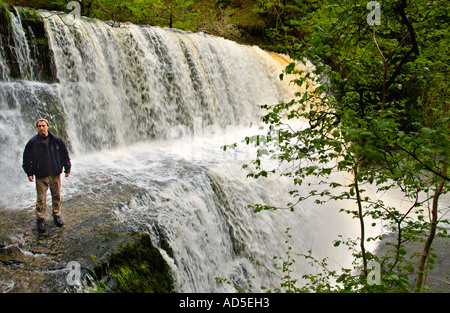 Sgwd Uchaf Oisans gwyn chute d'Afon Mellte, près de Pontneddfechan South Wales UK UE GO Banque D'Images