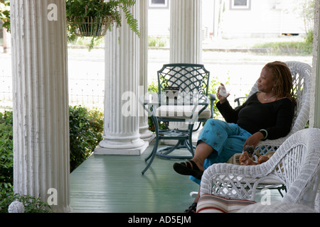 Hampton Virginia, Tidewater Area, Magnolia House Bed and Breakfast, Queen Anne Late Victorian Porch, Black Blacks Africains de la minorité ethnique, adulte a Banque D'Images