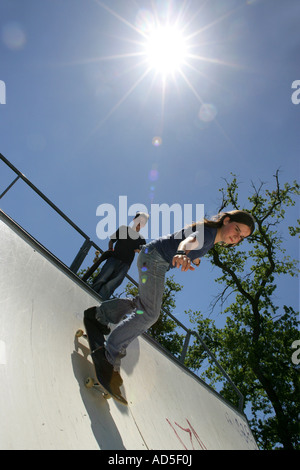 Girl skateboard sur une rampe verticale Banque D'Images