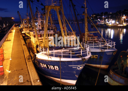 Les chalutiers de pêche amarré à Brixham Harbour de nuit Banque D'Images