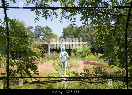 Blue Girl Waterperry Gardens 1 Banque D'Images