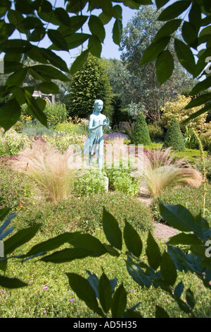 Blue Girl Waterperry Jardins 2 Banque D'Images