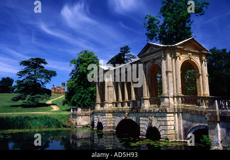 Pont palladien et temple gothique 1 Stowe Gardens Banque D'Images