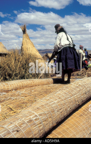 Femme sur canoe îles flottantes du lac Titicaca au Pérou Banque D'Images