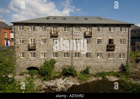 Flanelle ancienne usine-entrepôt maintenant appartements de luxe et des appartements sur les rives du fleuve Severn Llanidloes Mid Wales Powys Banque D'Images