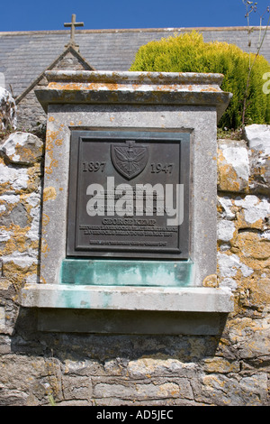 Plaque commémorant les premiers messages radio de Marconi échangés à travers l'eau sur le mur de l'église St Lawrences de Lavernock près de Penarth Wales Royaume-Uni Banque D'Images