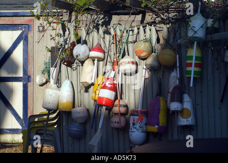 Détail de bouées de pêche sur un chalet dans la région de Martha's Vineyard Banque D'Images