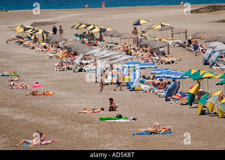 L'horizontale vue aérienne de gens s'amuser à prendre le soleil sur la plage. Banque D'Images