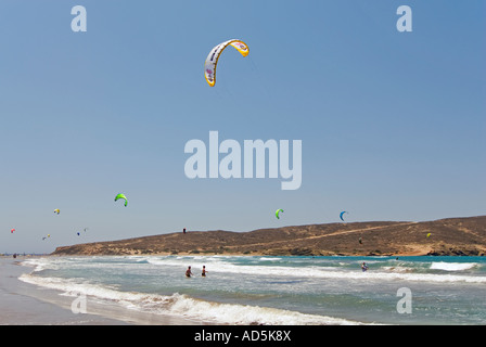 Grand angle horizontal de beaucoup de gens le kitesurf à Prasonisi, une plage populaire pour les sports d'eau à Rhodes. Banque D'Images