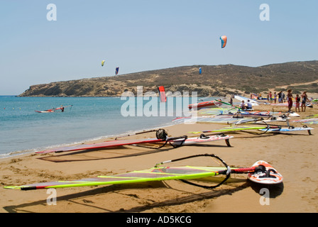 Grand angle horizontal d'une plage populaire auprès des véliplanchistes et kitesurfers - leurs conseils allongé sur le sable. Banque D'Images
