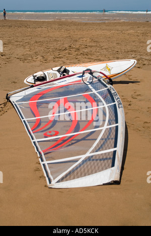 Close up vertical d'un voile et planches à voile coloré situé sur la plage de sable Banque D'Images