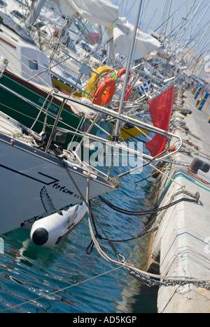 Résumé de vue vertical beaucoup de luxe coûteux bateaux amarrés ensemble le long du quai au port de Mandraki. Banque D'Images