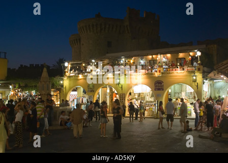 L'horizontale Vue de nuit de personnes se sont réunies à la fontaine dans la populaire Place Ippokratous dans la vieille ville de Rhodes. Banque D'Images