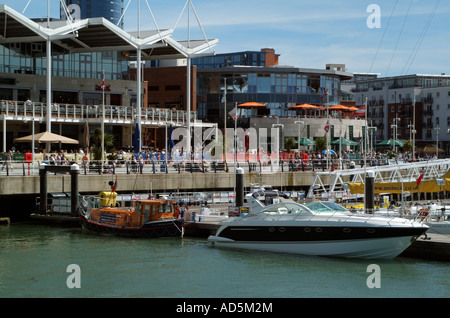 Quais du port de plaisance et commerces à GUNWHARF QUAYS Portsmouth England UK Banque D'Images