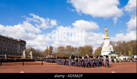 Le régiment des Coldstream Guards Regimental Band avec lecture de la musique relève de la garde à Buckingham Palace Londres Banque D'Images