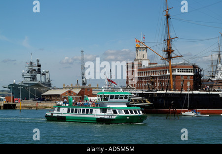 Gosport ferry Spirit of Gosport dans le port de Portsmouth England UK Banque D'Images