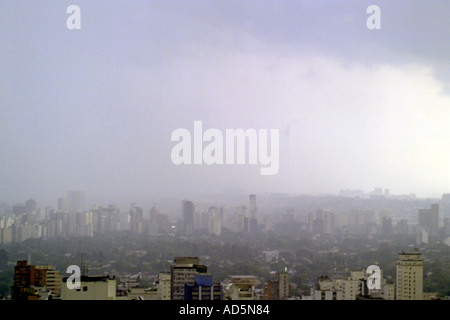 Storm et de la pollution atmosphérique sur Sao Paulo Brésil Banque D'Images